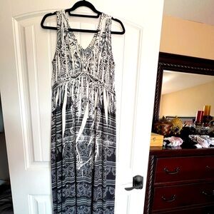 Boston proper dress long sleeveless beautiful print black white grey flowy